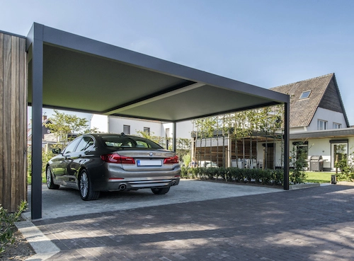 Moderní hliníková pergola Renson od PLAS.cz sloužící jako elegantní přístřešek pro automobil, ktrerý dokonale ladí s architekturou domu.