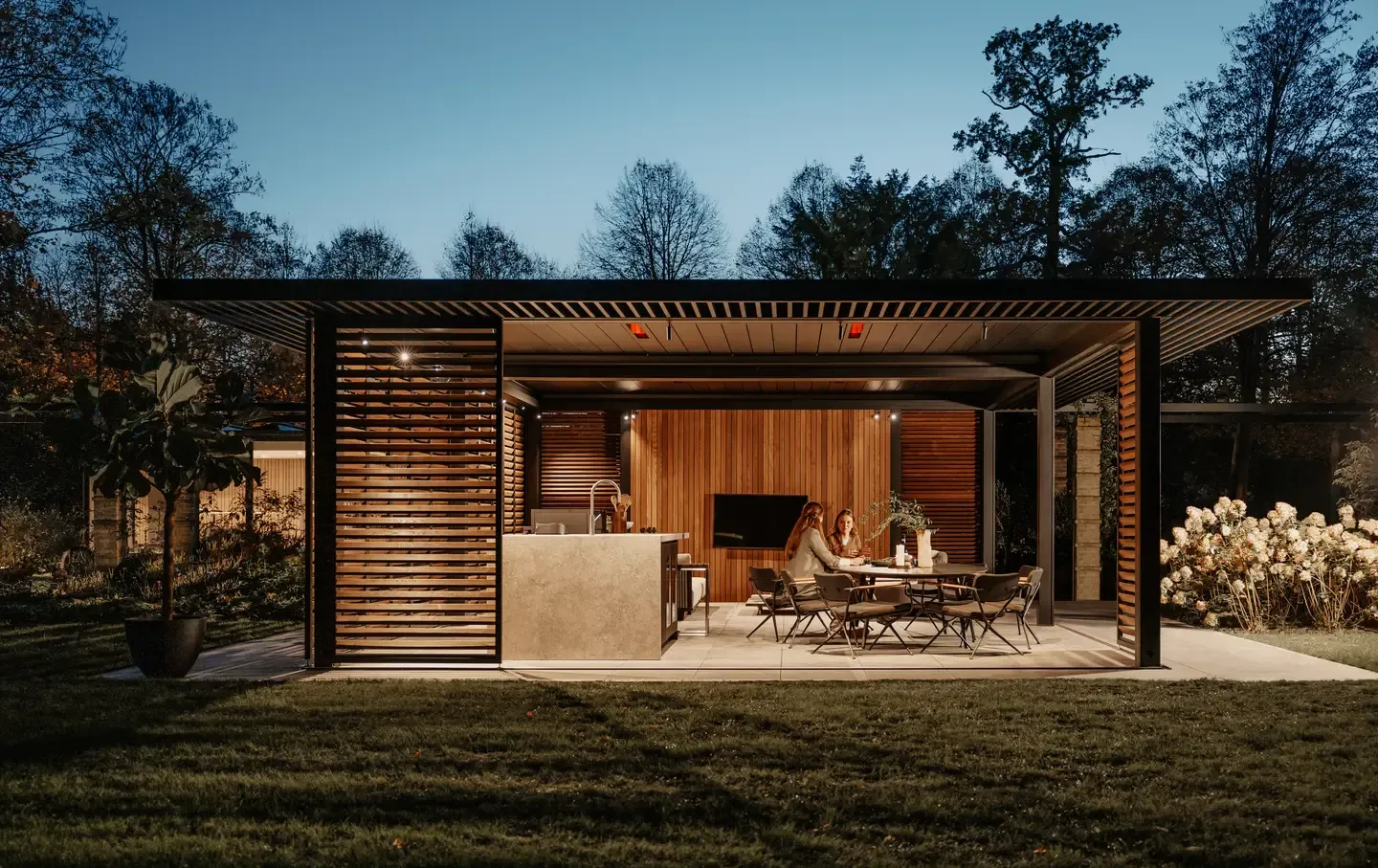 Bioklimatická pergola Renson od PLAS.cz s prosklenými stěnami a vestavěnou vířivkou, která poskyuje luxusní relaxaci v soukromí zahrady.