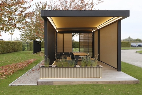 Bioklimatická pergola Renson od PLAS.cz s elegantním designem, LED osvětlením a pohyblivými lamelami pro dokonalý komfort na zahradě.