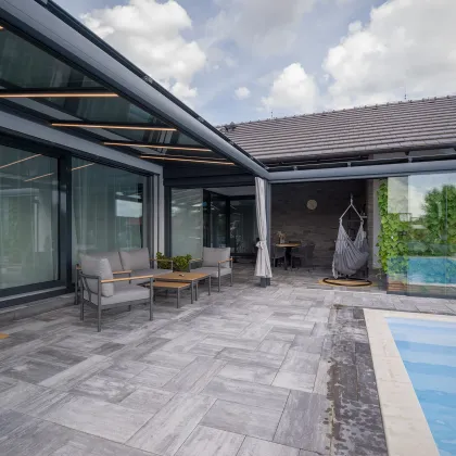 Obrázek č. 5 pro 'Rohová prosklená pergola s integrovanými markýzami'