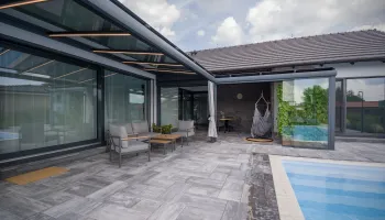 Rohová prosklená pergola s integrovanými markýzami