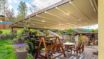 Pergola se shrnující PVC střechou