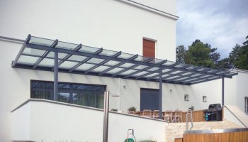 Pergola s prosklenou střechou