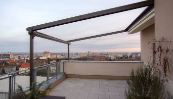 Pergola na větrný balkon