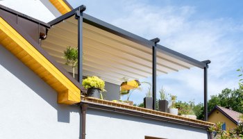 Pergola na terasu se shrnovací střechou